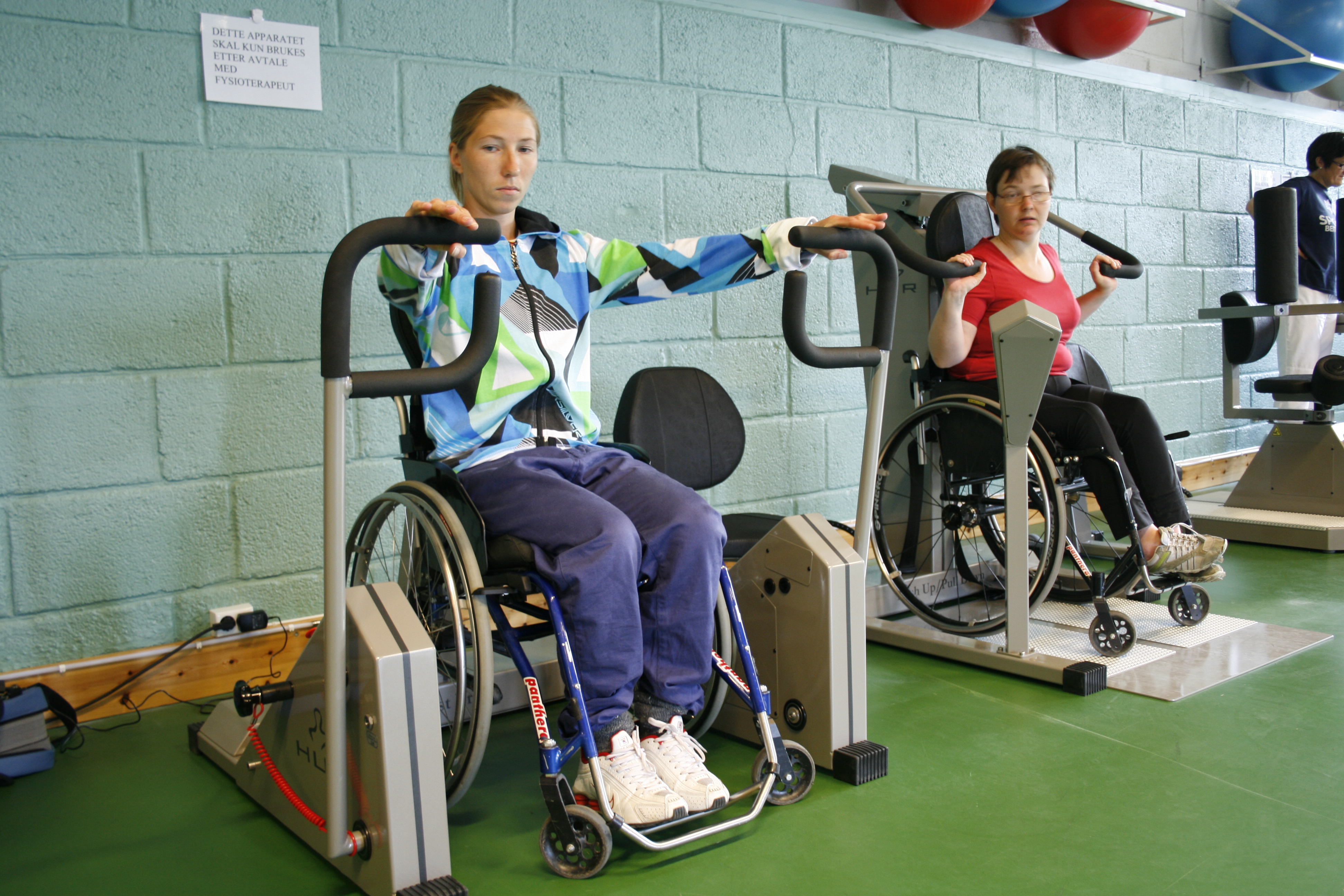 Центр здоровья инвалиды. Оборудование для инвалидов. Спортивные тренажеры для инвалидов. Спортивное занятие инвалидами. Тренажеры для инвалидов колясочников.